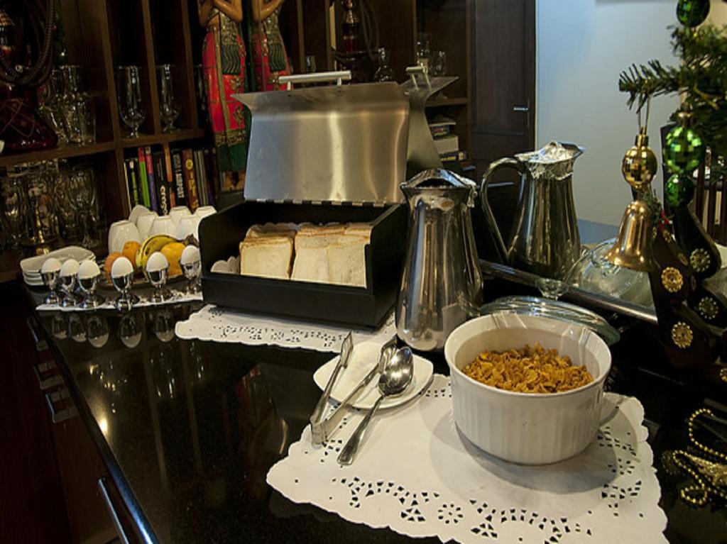 Red Maple Bed & Breakfast Нью-Дели Экстерьер фото