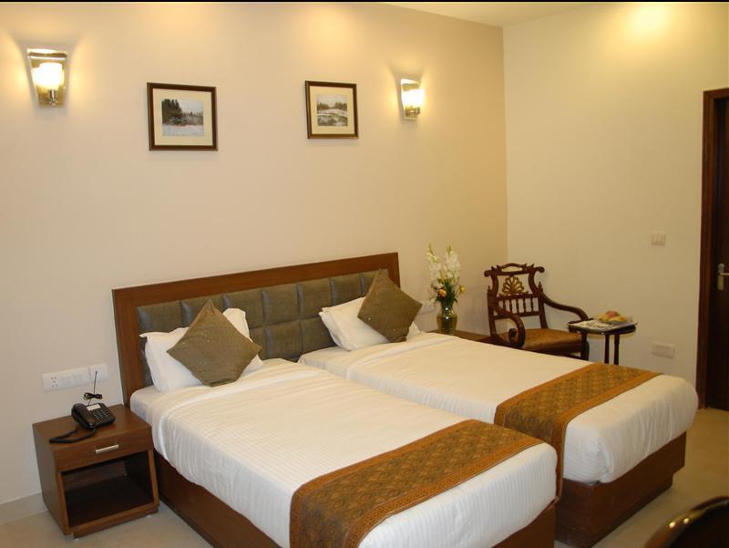Red Maple Bed & Breakfast Нью-Дели Экстерьер фото