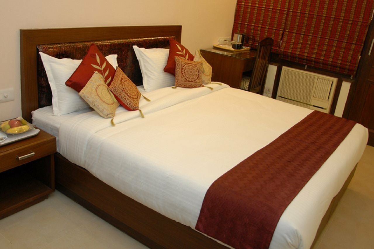 Red Maple Bed & Breakfast Нью-Дели Экстерьер фото
